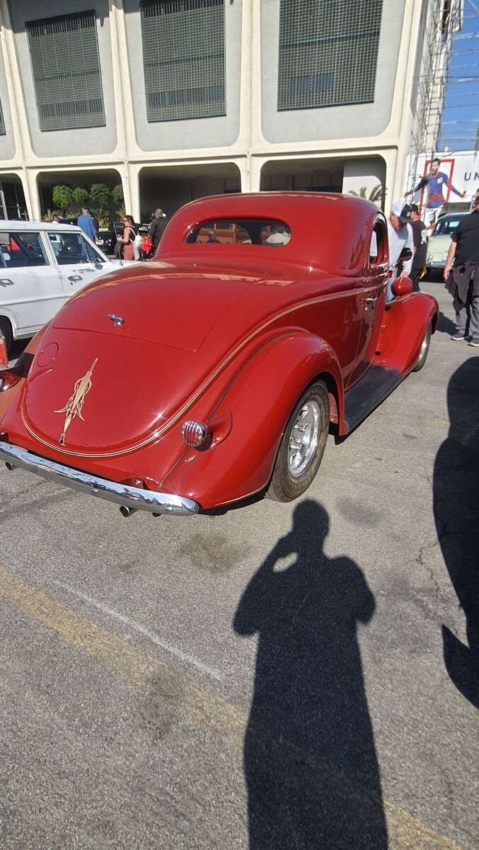 Czerwony Chevrolet coupe z 1938 roku od tyłu – pinstripe na bagażniku i przedwojenne proporcje