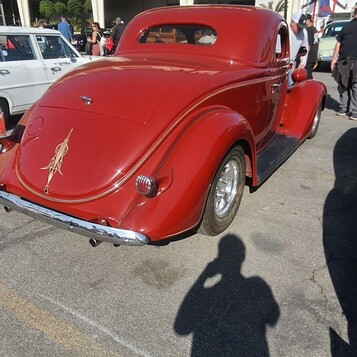 Czerwony Chevrolet coupe z 1938 roku od tyłu – pinstripe na bagażniku i przedwojenne proporcje