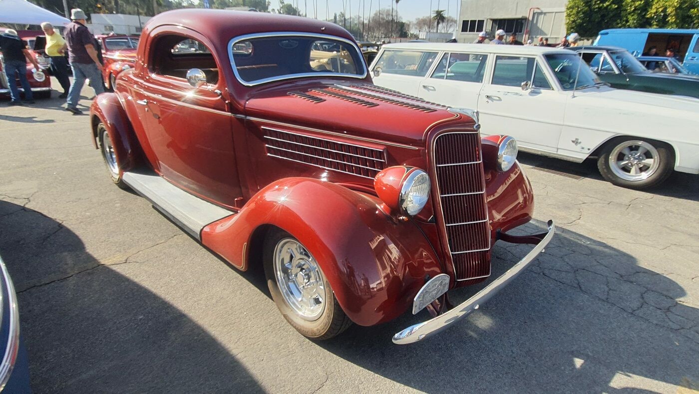Bordowy Ford pickup z 1935 roku – przedwojenna ciężarówka z pochyloną atrapą na chromowanych felgach