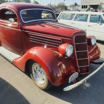 Bordowy Ford pickup z 1935 roku – przedwojenna ciężarówka z pochyloną atrapą na chromowanych felgach