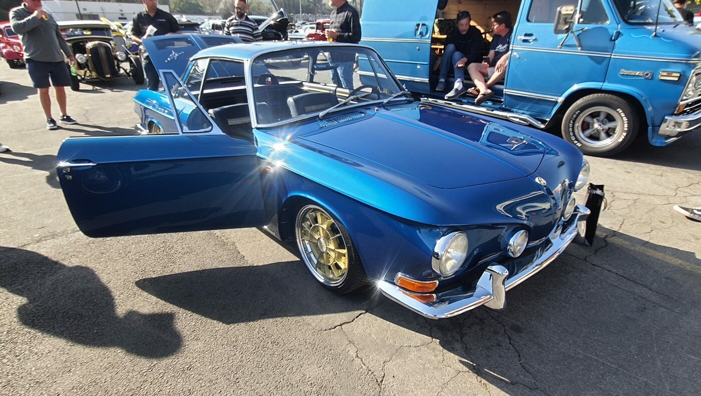 Niebieski Volkswagen Karmann Ghia Typ 34 – „razor edge” na złotych felgach BRM