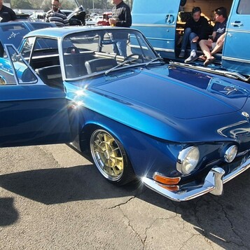 Niebieski Volkswagen Karmann Ghia Typ 34 – „razor edge” na złotych felgach BRM