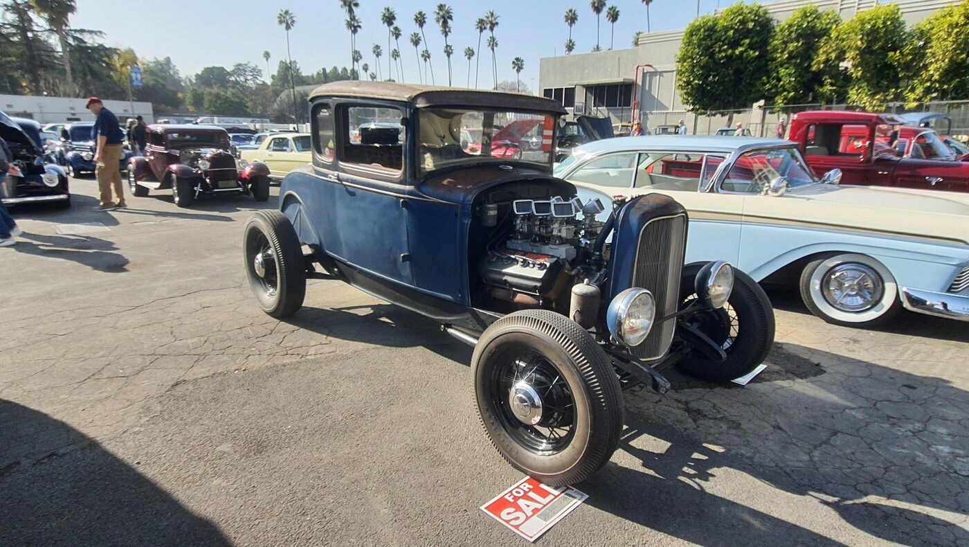 Granatowy Ford Model A coupe hot rod na sprzedaż – silnik z gaźnikami na wierzchu i czarne felgi