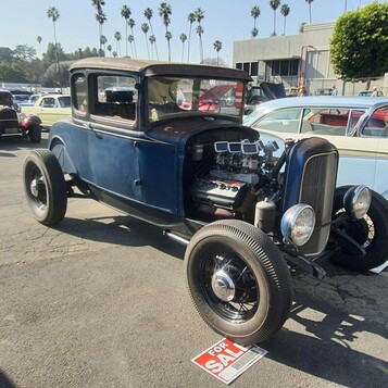 Granatowy Ford Model A coupe hot rod na sprzedaż – silnik z gaźnikami na wierzchu i czarne felgi