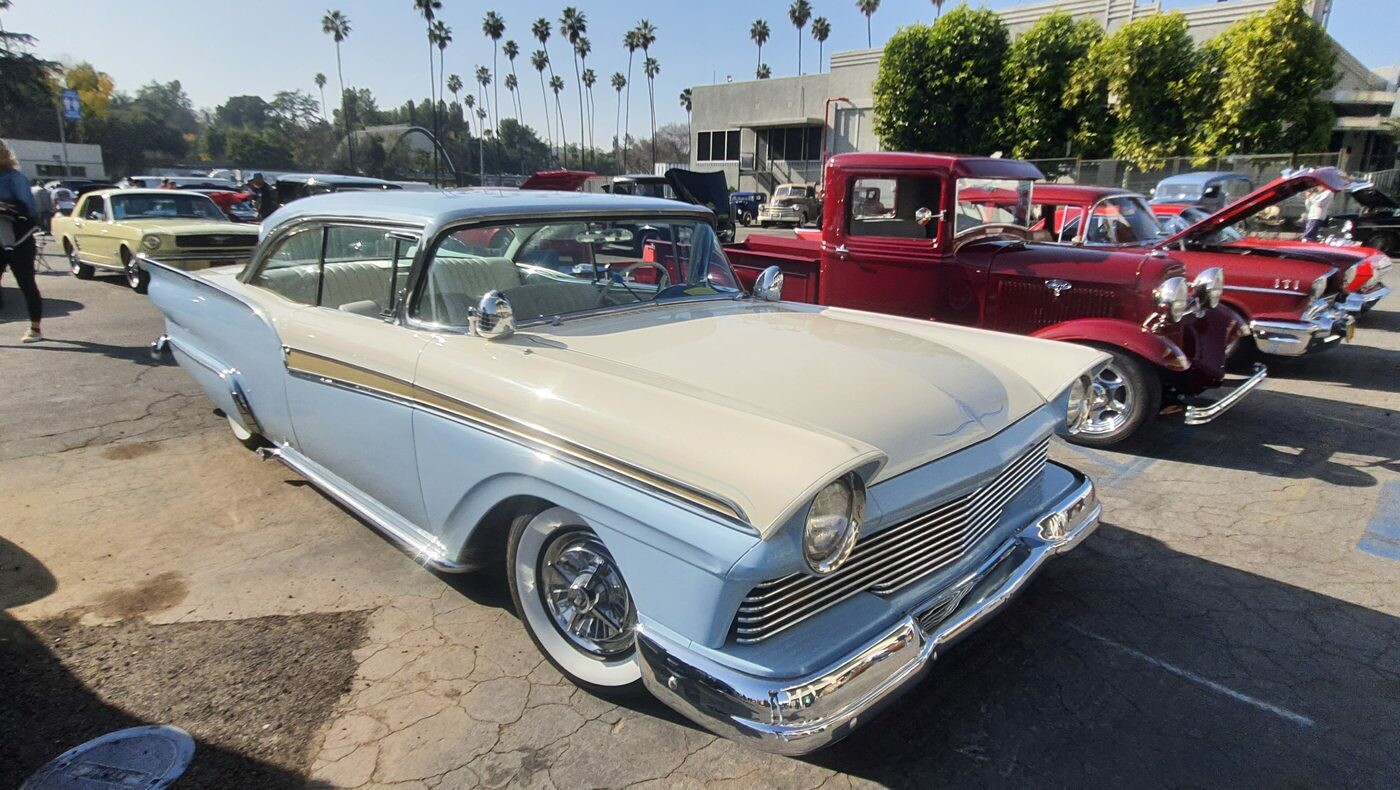 Błękitno-kremowy Ford Fairlane 500 z 1957 roku – hardtop ze złotą listwą i białymi ściankami