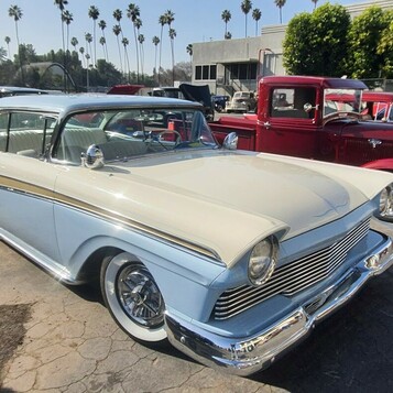 Błękitno-kremowy Ford Fairlane 500 z 1957 roku – hardtop ze złotą listwą i białymi ściankami