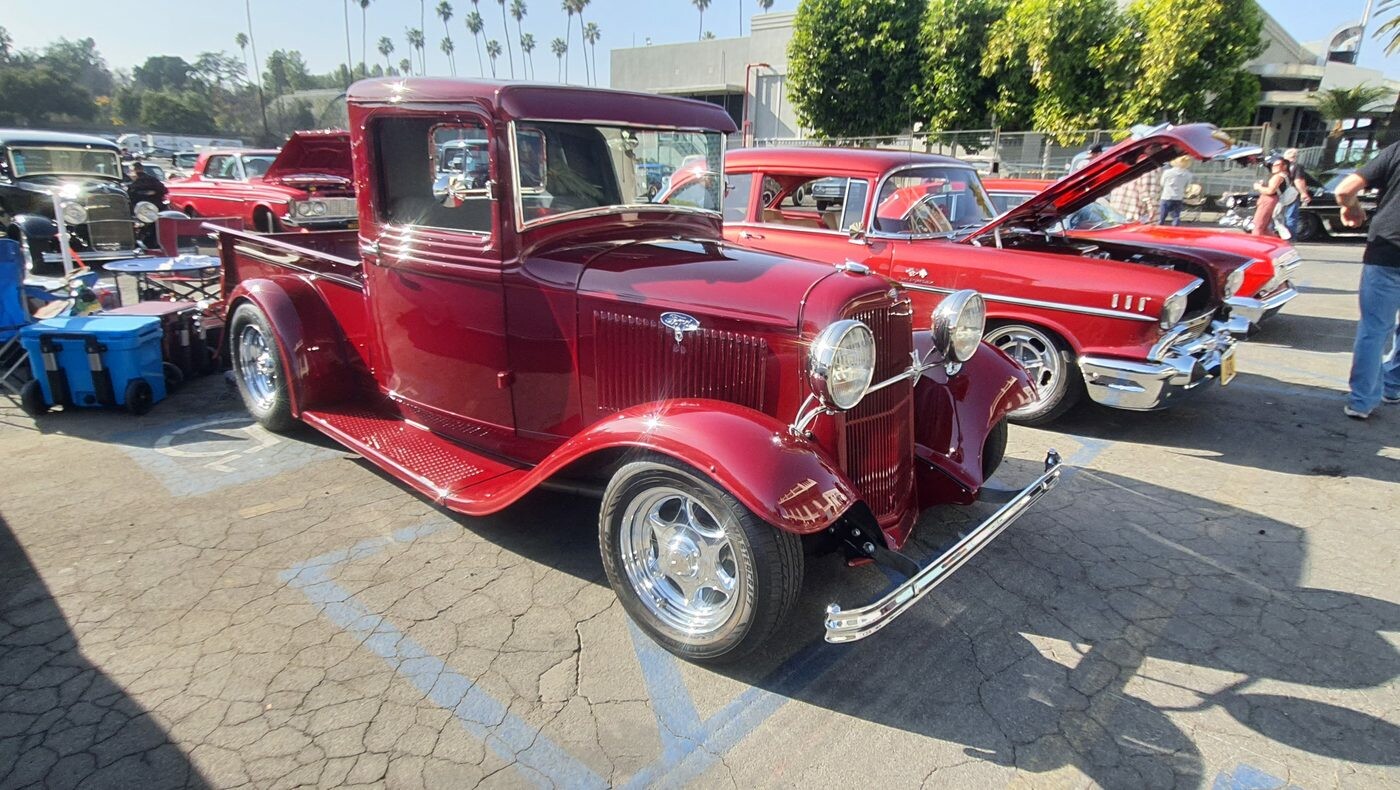 Czerwony Ford pickup z 1932 roku w pełnych błotnikach – street rod na chromowanych felgach