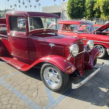 Czerwony Ford pickup z 1932 roku w pełnych błotnikach – street rod na chromowanych felgach