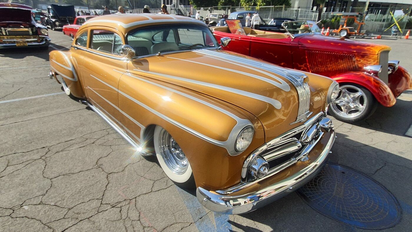 Miedziany Pontiac Streamliner z 1951 roku ze srebrnymi scallopsami – fastback kustom z przodu i z tyłu