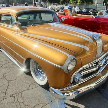 Miedziany Pontiac Streamliner z 1951 roku ze srebrnymi scallopsami – fastback kustom z przodu i z tyłu