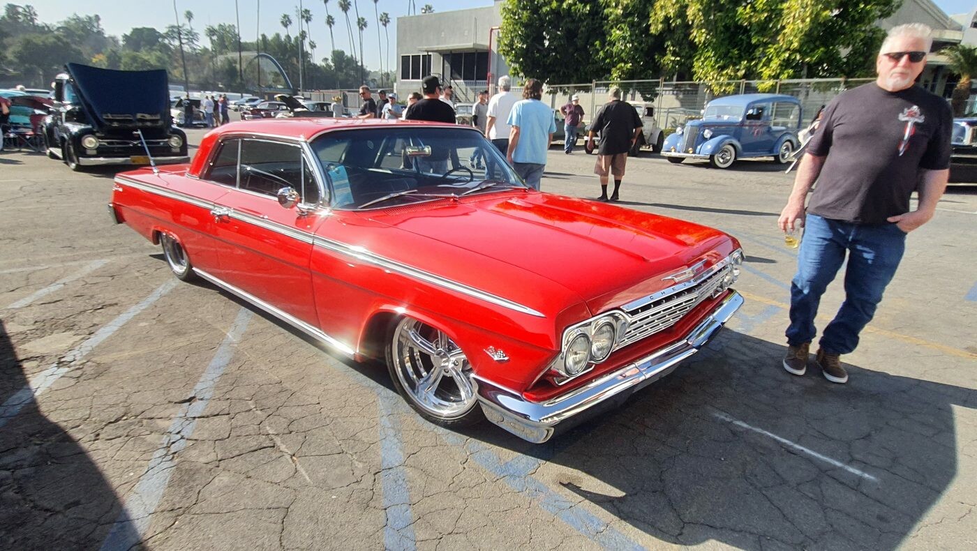 Czerwony Chevrolet Impala SS z 1962 roku na felgach Cragar – „bubble top” w czystej czerwieni