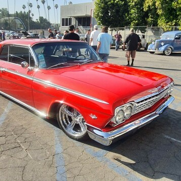 Czerwony Chevrolet Impala SS z 1962 roku na felgach Cragar – „bubble top” w czystej czerwieni