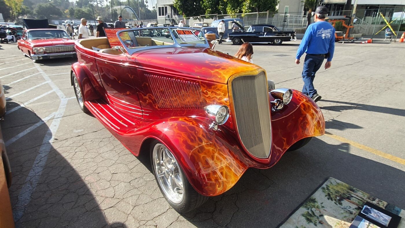 Ford roadster z 1933 roku w „true fire” – realistyczne płomienie na całym nadwoziu