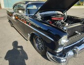 Czarny Chevrolet Bel Air z 1955 roku z otwartą maską – „55 Chevy” na czarnych felgach z obu stron – zdjęcie 2