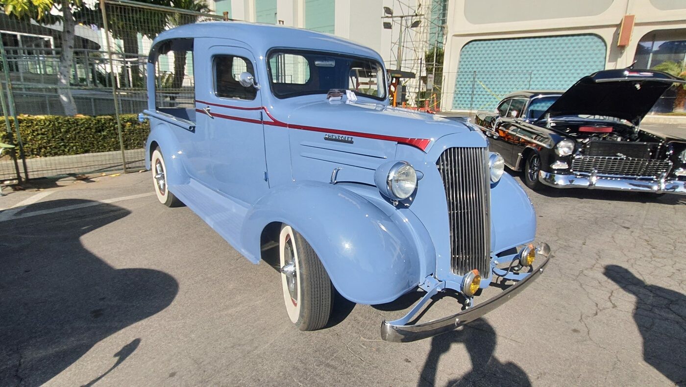 Błękitny Chevrolet Suburban Carryall z 1937 roku – pierwsza generacja legendy w kolorze nieba