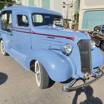 Błękitny Chevrolet Suburban Carryall z 1937 roku – pierwsza generacja legendy w kolorze nieba