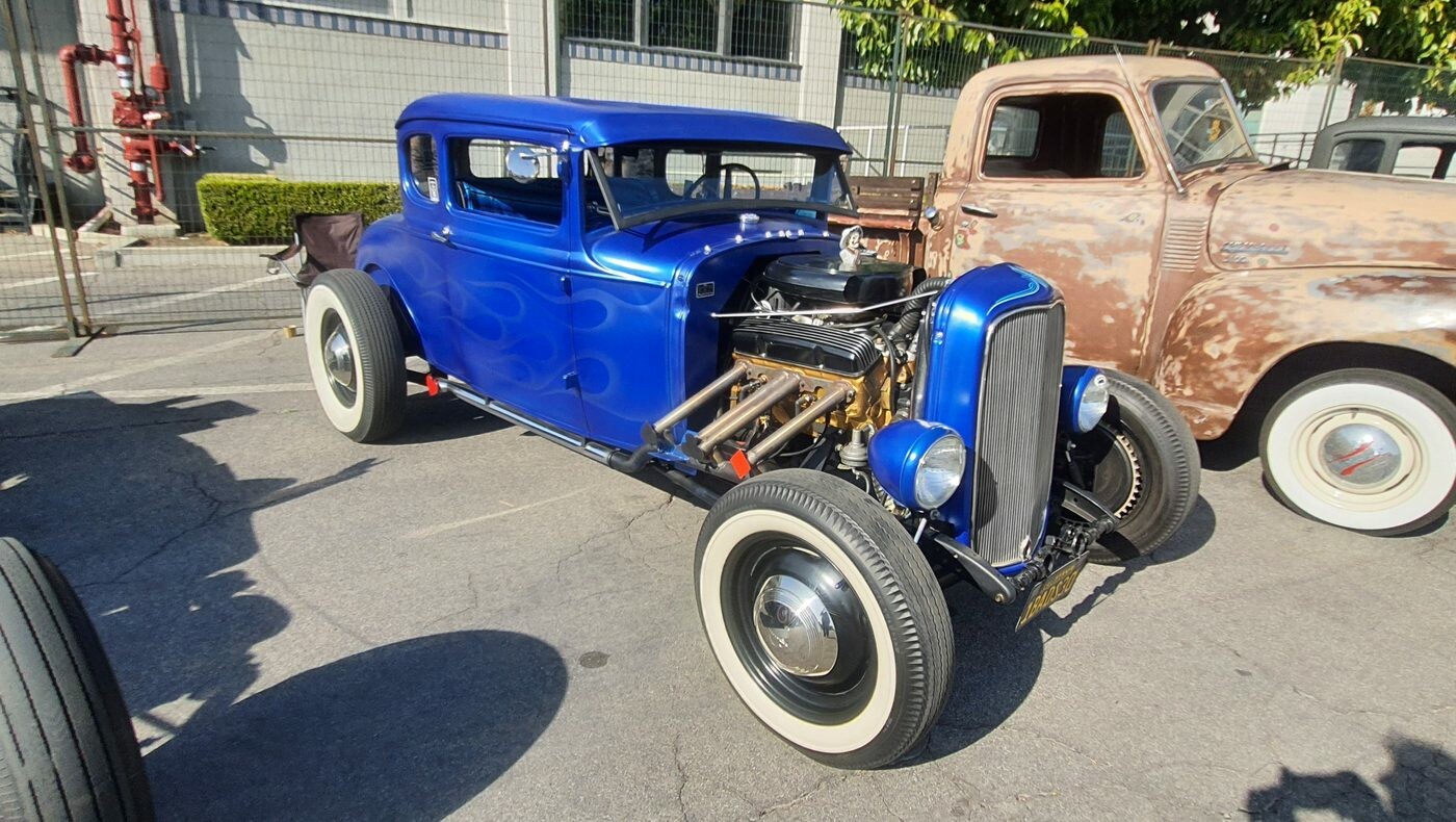 Niebieski Ford 5-window coupe z 1932 roku z silnikiem na wierzchu – hot rod na szerokich białych ściankach