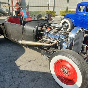 Rat rod pickup na czerwonych felgach z szerokimi białymi ściankami – surowa blacha i silnik na wierzchu