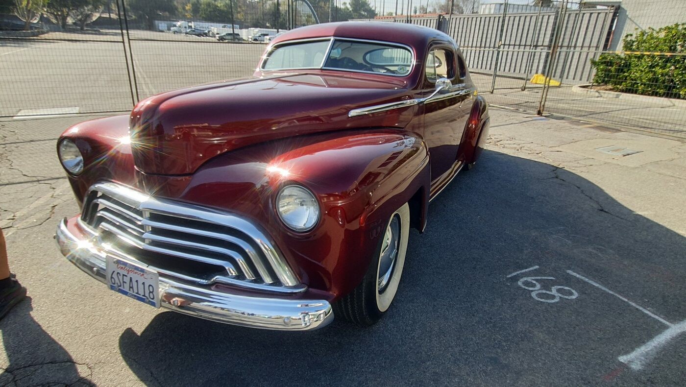Bordowy Chevrolet Fleetline Aerosedan z 1948 roku – fastback kustom z przodu i z tyłu