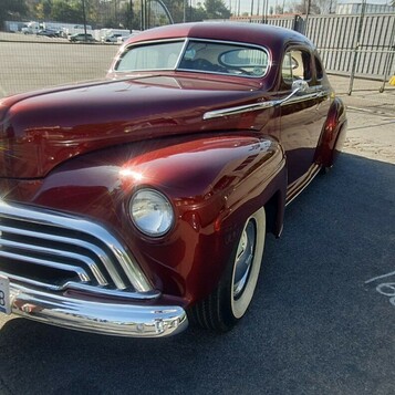 Bordowy Chevrolet Fleetline Aerosedan z 1948 roku – fastback kustom z przodu i z tyłu