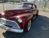 Bordowy Chevrolet Fleetline Aerosedan z 1948 roku – fastback kustom z przodu i z tyłu – zdjęcie 1