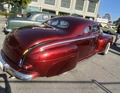 Bordowy Chevrolet Fleetline Aerosedan z 1948 roku – fastback kustom z przodu i z tyłu – zdjęcie 2