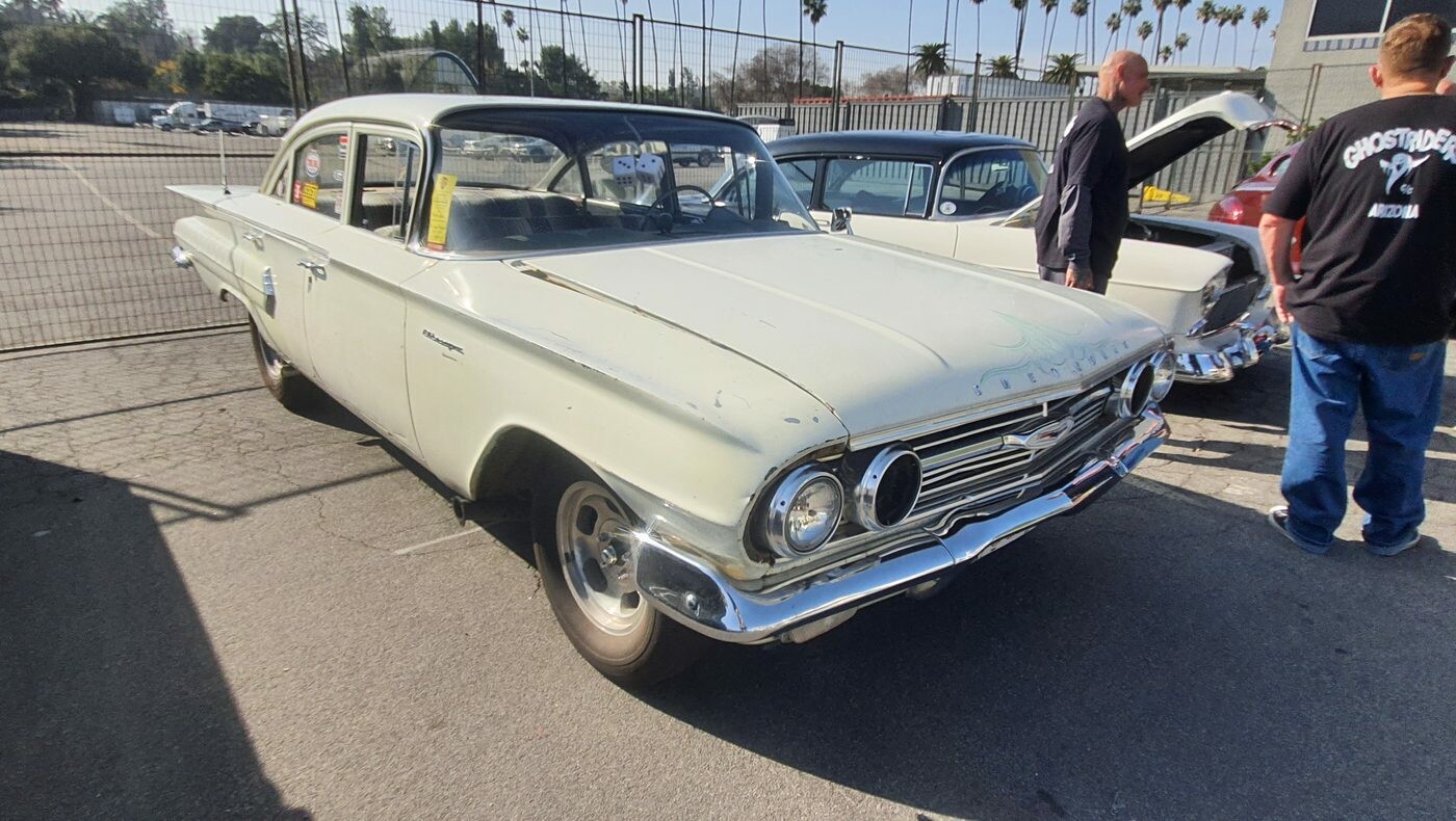 Kremowy Chevrolet Biscayne z 1960 roku – skromny dwudrzwiowy sedan z płetwami w oryginalnym stanie