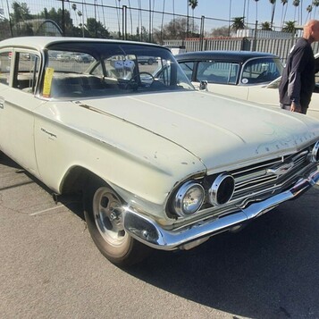 Kremowy Chevrolet Biscayne z 1960 roku – skromny dwudrzwiowy sedan z płetwami w oryginalnym stanie