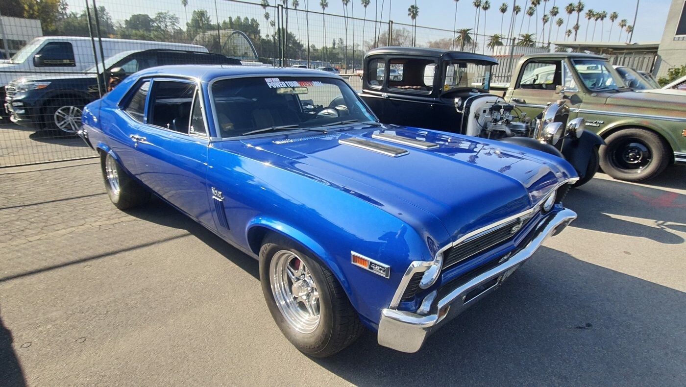 Niebieski Chevrolet Nova SS z 1972 roku z maską cowl – muscle car w kompaktowym wydaniu