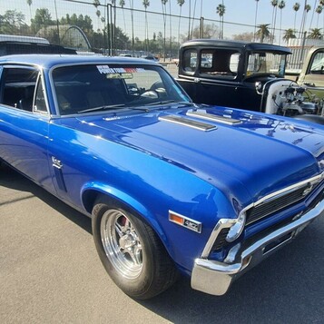 Niebieski Chevrolet Nova SS z 1972 roku z maską cowl – muscle car w kompaktowym wydaniu