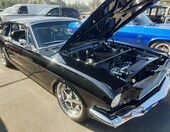 Czarny Ford Mustang z 1966 roku restomod – lustrzany lakier, otwarta maska i nowoczesny silnik – zdjęcie 1