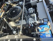 Czarny Ford Mustang z 1966 roku restomod – lustrzany lakier, otwarta maska i nowoczesny silnik – zdjęcie 2