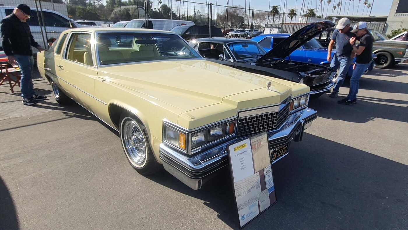 Kremowy Cadillac Coupe DeVille z 1978 roku – luksus lat 70. na drucianych kołpakach