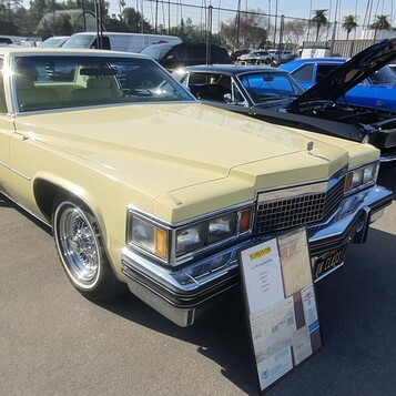 Kremowy Cadillac Coupe DeVille z 1978 roku – luksus lat 70. na drucianych kołpakach
