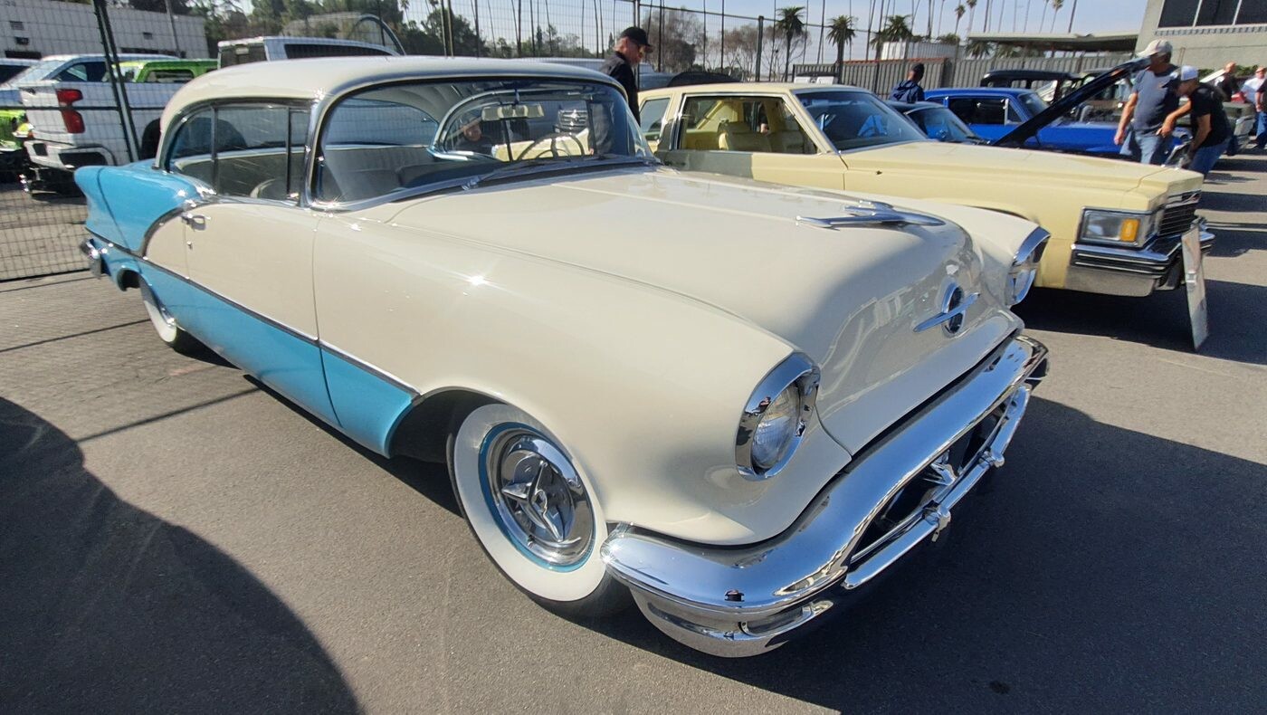 Biało-turkusowy Oldsmobile 88 z 1955 roku – hardtop z owalną atrapą na białych ściankach