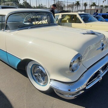 Biało-turkusowy Oldsmobile 88 z 1955 roku – hardtop z owalną atrapą na białych ściankach