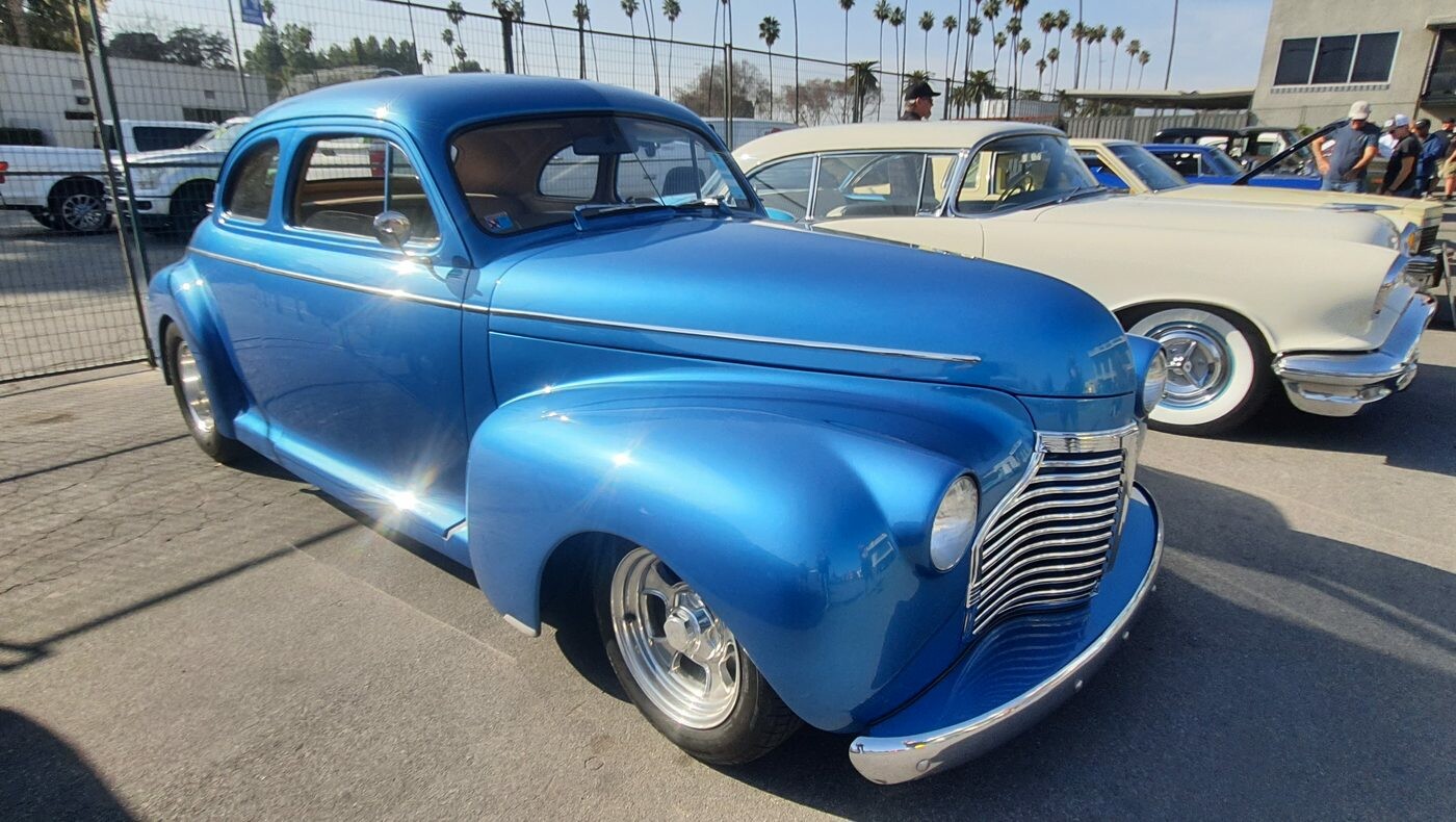 Niebieski Chevrolet Special Deluxe coupe z 1940 roku – przedwojenny street rod w metaliku