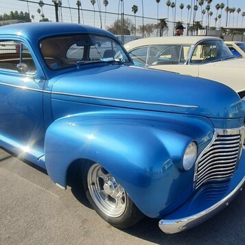 Niebieski Chevrolet Special Deluxe coupe z 1940 roku – przedwojenny street rod w metaliku