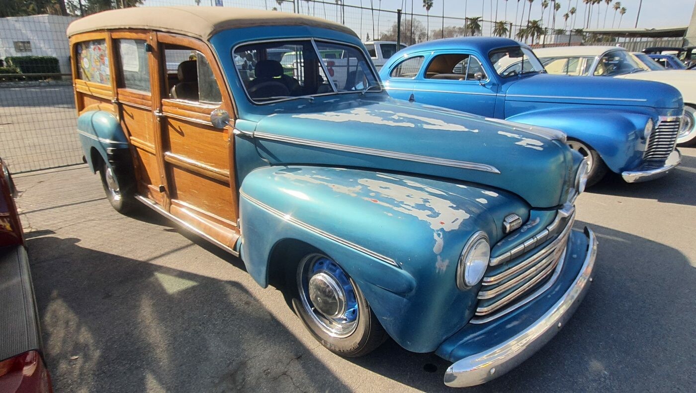 Turkusowy Ford Woodie z 1947 roku – drewniane kombi z beżowym dachem po pełnej renowacji