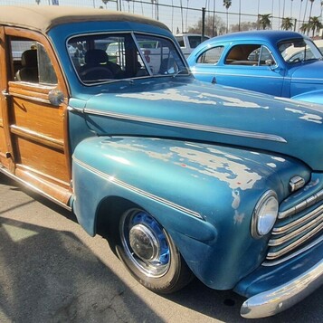 Turkusowy Ford Woodie z 1947 roku – drewniane kombi z beżowym dachem po pełnej renowacji