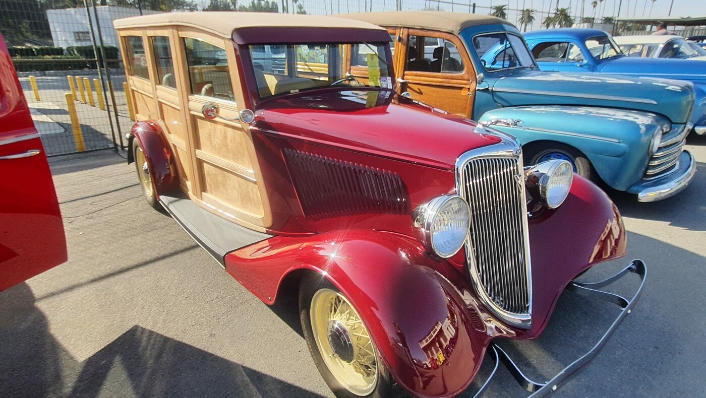 Bordowy Ford Woodie z 1934 roku – przedwojenne drewniane kombi na kremowych felgach