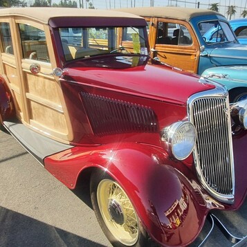Bordowy Ford Woodie z 1934 roku – przedwojenne drewniane kombi na kremowych felgach