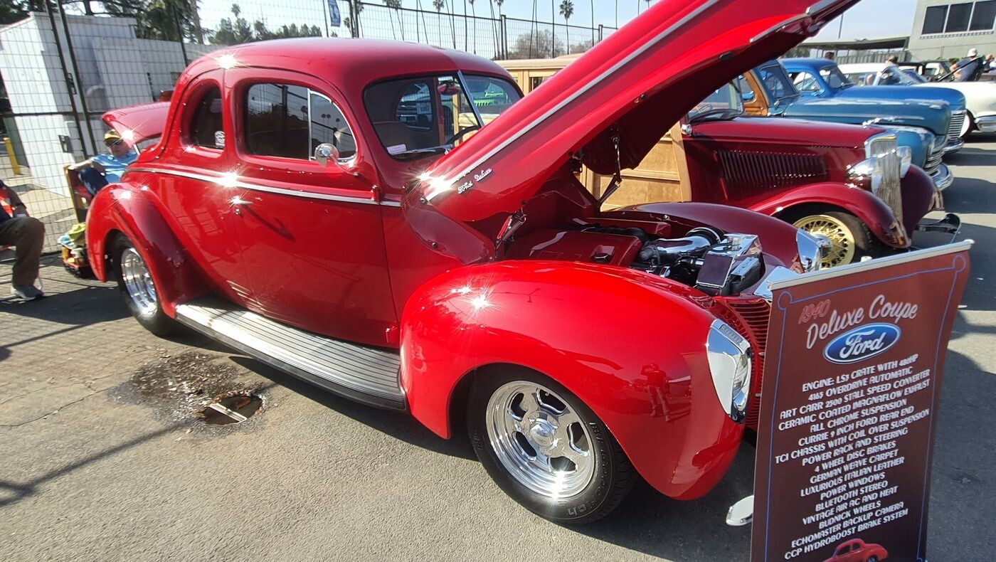 Czerwony Ford Deluxe coupe z 1940 roku z silnikiem LS – street rod z tablicą specyfikacji