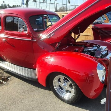 Czerwony Ford Deluxe coupe z 1940 roku z silnikiem LS – street rod z tablicą specyfikacji