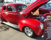 Czerwony Ford Deluxe coupe z 1940 roku z silnikiem LS – street rod z tablicą specyfikacji – zdjęcie 1