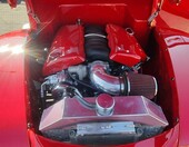 Czerwony Ford Deluxe coupe z 1940 roku z silnikiem LS – street rod z tablicą specyfikacji – zdjęcie 2