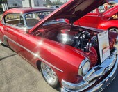 Czerwony Pontiac Chieftain z 1953 roku z silnikiem Pontiaca pod maską – kustom ze srebrnymi smugami – zdjęcie 1