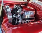 Czerwony Pontiac Chieftain z 1953 roku z silnikiem Pontiaca pod maską – kustom ze srebrnymi smugami – zdjęcie 2