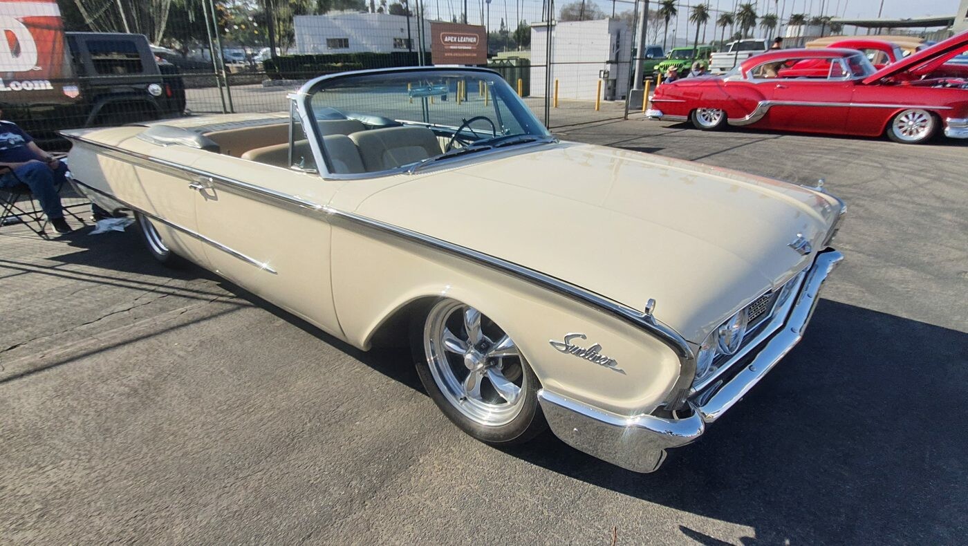 Kremowy Ford Galaxie Sunliner z 1960 roku – kabriolet na felgach Torq Thrust, z przodu i z tyłu