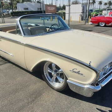 Kremowy Ford Galaxie Sunliner z 1960 roku – kabriolet na felgach Torq Thrust, z przodu i z tyłu